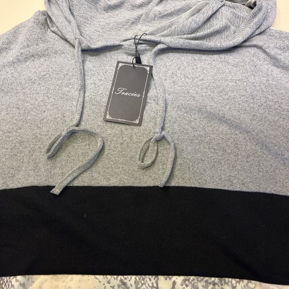 Tracies XL long light weight hoodie. Multi color and snake print. - Picture 3 of 3